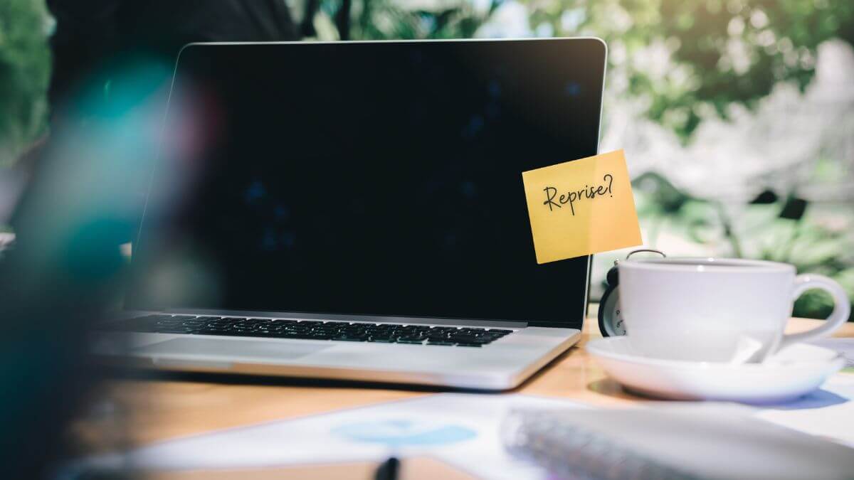 Reprise de site internet en Valais : ordinateur avec post-it marqué “Reprise ?”, illustrant un projet web en attente